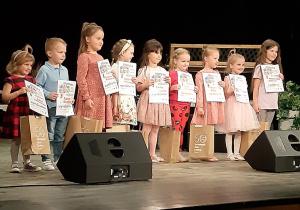 Dziewczynki z grupy Buziaków nagrodzone w konkursie plastycznym.